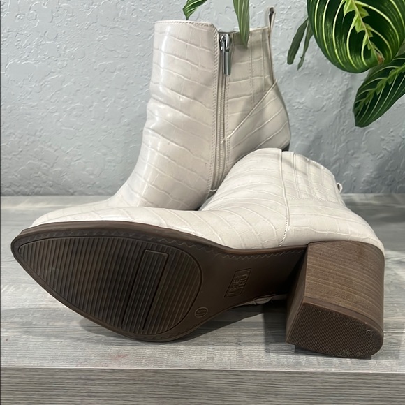 Time and Tru Cream Ankle Booties with Western Flair - Picture 4 of 5